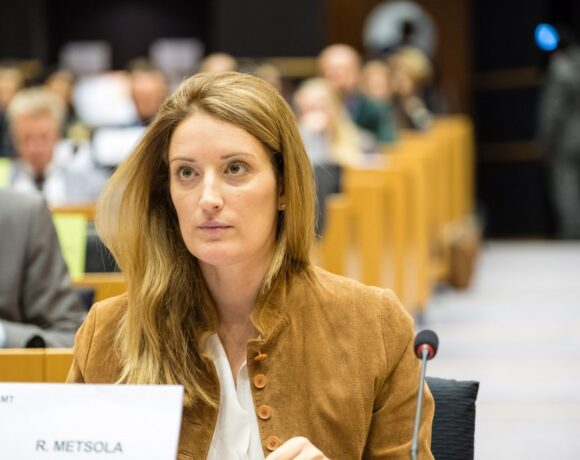 Ρομπέρτα Μέτσολα – Τι δηλώνει η γυναίκα που μπορεί να γίνει πρόεδρος του Ευρωπαϊκού Κοινοβουλίου