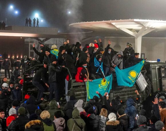 Σκηνές απόλυτου χάους στο Καζακστάν: Πιθανόν εκατοντάδες νεκροί – Τι επιδιώκει ο Πούτιν
