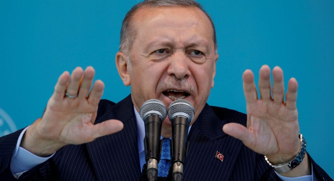 Τουρκία – Η οικονομική κρίση πλήττει πολιτικά τον Ερντογάν, σύμφωνα με δημοσκοπήσεις για τις εκλογές του 2023