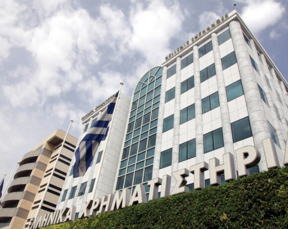 Χρηματιστήριο Αθηνών: Επιφυλακτική άνοδος – Οι επενδυτές αποτιμούν την Fitch