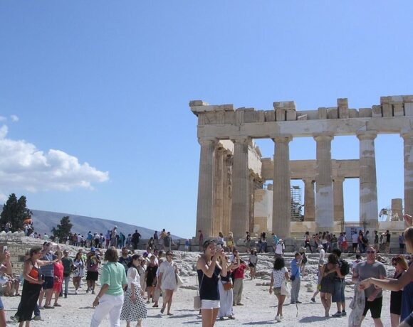 Early Summer Bookings for Greece are Rising, Says Tourism Minister Kikilias