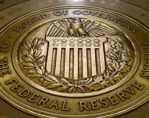 Fed: Ο πληθωρισμός αύξησε τις τιμές για τους καταναλωτές