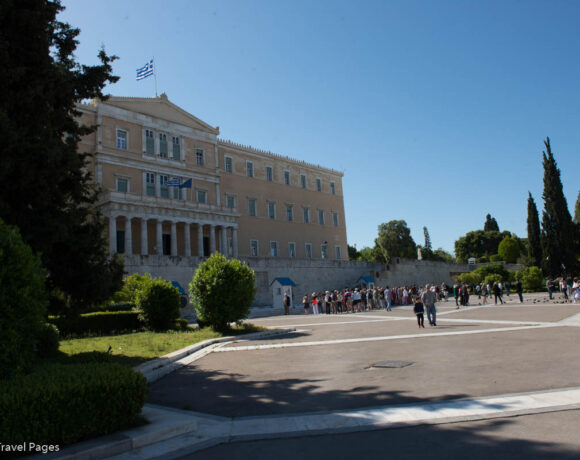 Greece Braces For Omicron Wave, Urges Vaccination