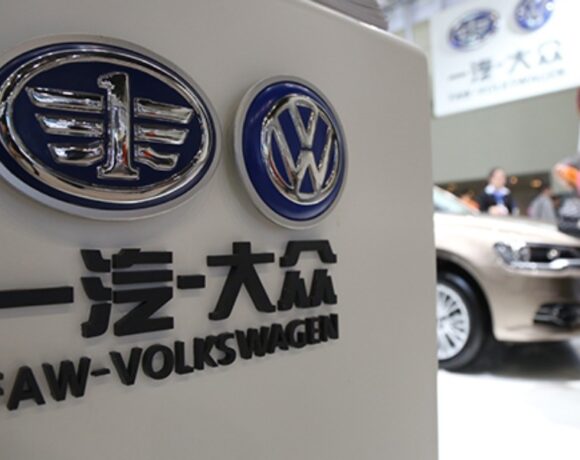 Iστορική απόφαση: Η Κίνα διευκολύνει επιπλέον τις ξένες αυτοκινητοβιομηχανίες