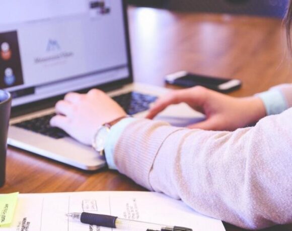 Koρωνοϊός: Βεβαίωση για άδεια από τη δουλειά – Πώς και από πού εκδίδεται (vid)