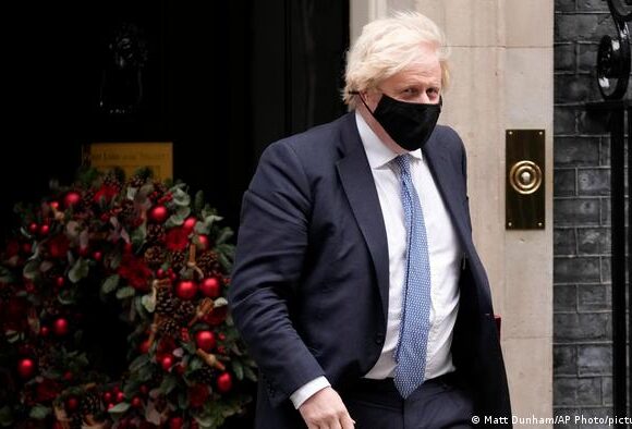 «partygate» – Στενεύουν τα περιθώρια για τον Τζόνσον