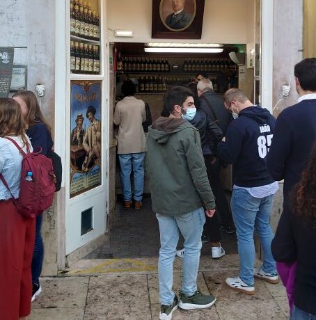 Έλληνας γιατρός στην Πορτογαλία: Πώς ο μαζικός εμβολιασμός έδωσε πίσω στους Πορτογαλους την ελευθερία τους