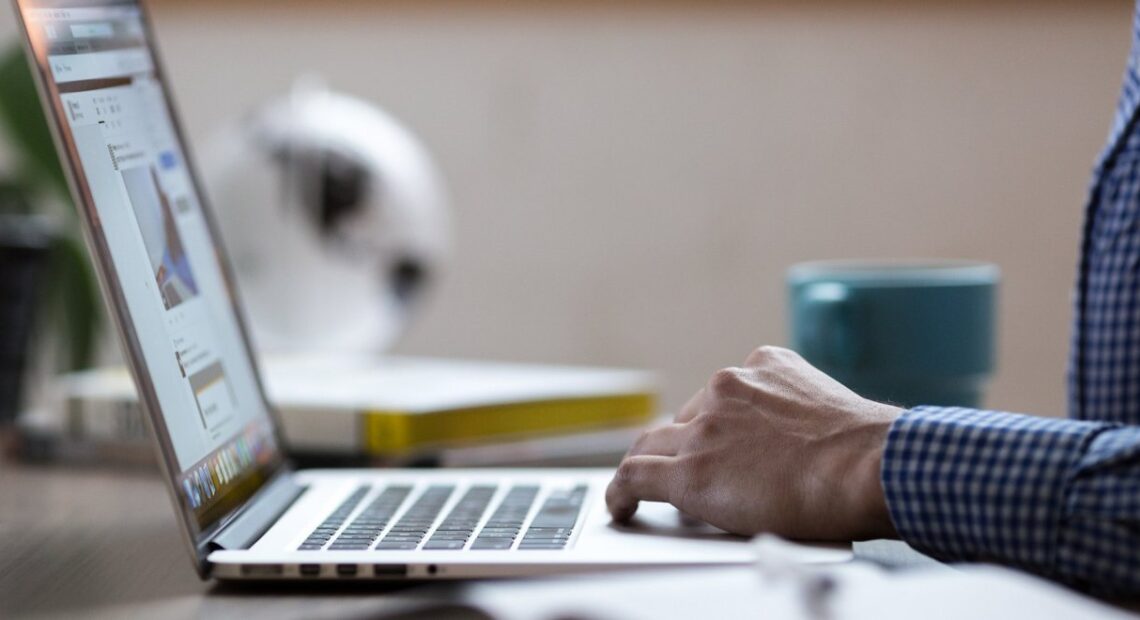 Έρευνα: Πώς η τεχνητή νοημοσύνη και η εργασία σε πλατφόρμες βελτιώνουν την ισότητα στα φύλα