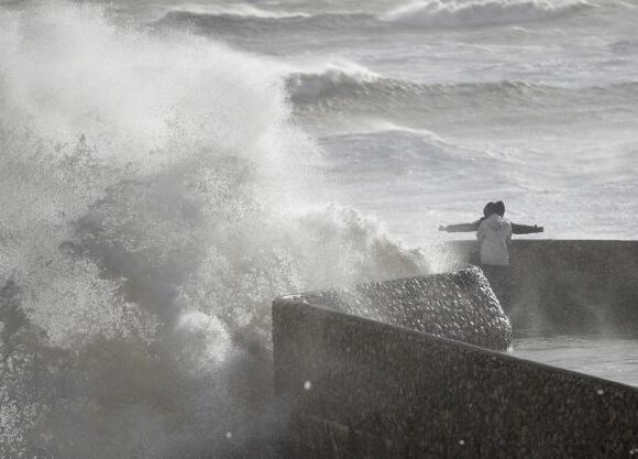 Βρετανία: «Σταματήστε να βγάζετε σέλφι στις ακτές» – Έκκληση των αρχών για την καταιγίδα Γιούνις