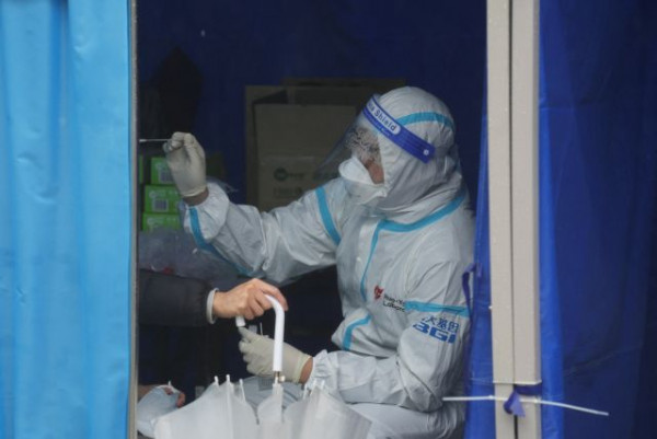 Δανία: Η κατάργηση των περιορισμών και οι θάνατοι «με Covid» και «από Covid»