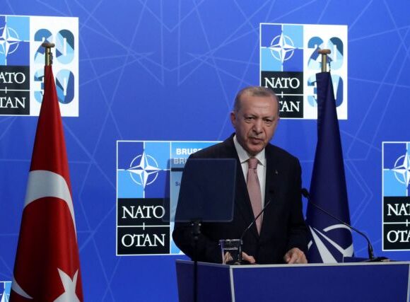 Ερντογάν: Εμφανίζεται έτοιμος να μεσολαβήσει για το ουκρανικό – Ίσες αποστάσεις μεταξύ Μόσχας και Κιέβου