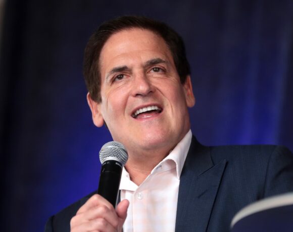 Η συμβουλή του Billionaire Μαρκ Κιούμπαν: Ζήστε απλά σαν φοιτητές