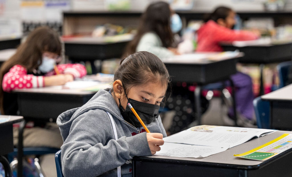 ΗΠΑ: Η μία μετά την άλλη οι Πολιτείες καταργούν τη μάσκα στα σχολεία