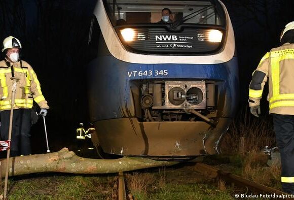 Θύελλες σαρώνουν τη Γερμανία: 3 νεκροί, πλημμύρες, χιλιάδες χωρίς ρεύμα, διακοπές στις συγκοινωνίες