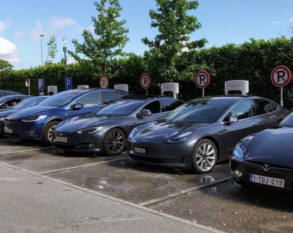Κέρδη μαμούθ για την Tesla στο τελευταίο τρίμηνο του 2021