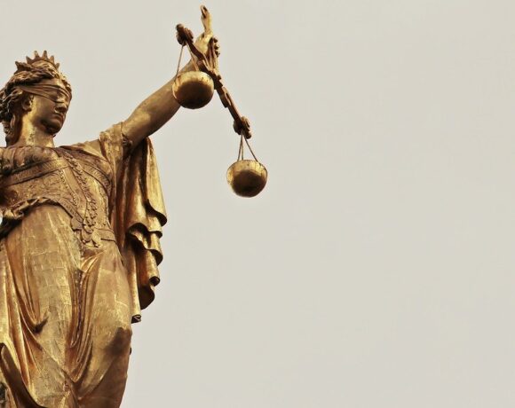 Κομισιόν: Τάσσεται κατά των αγωγών για εκφοβισμό