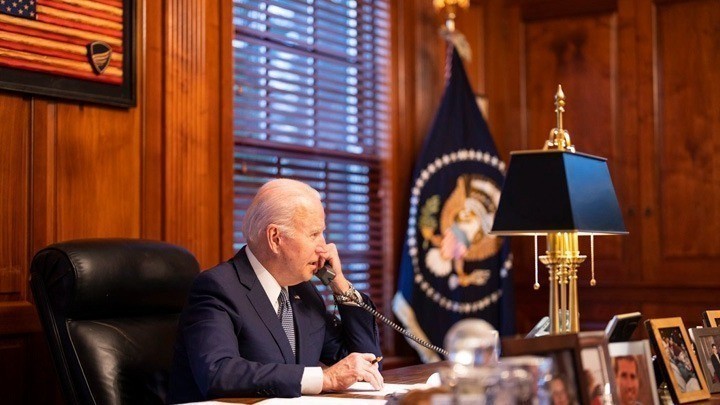 Κρίση στην Ουκρανία: Μπάιντεν και Ζελένσκι συνεχίζουν τη «διπλωματία» και την «αποτροπή» έναντι της Μόσχας