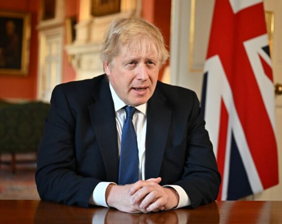 Μήνυμα Τζόνσον: Ζητάει από Ρωσία και Ουκρανία δύο πλευρές να σταματήσουν τον πόλεμο