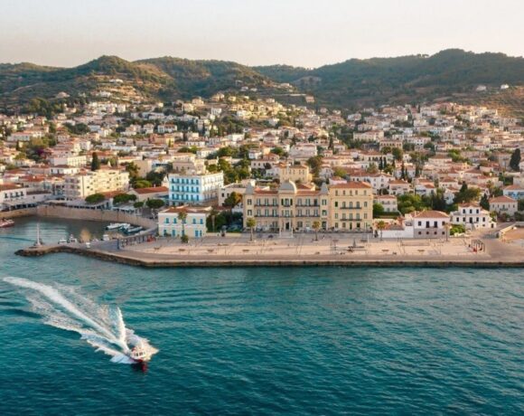 Οι Σπέτσες και το Poseidonion Grand Hotel στο Netflix – Δείτε το Teaser με τον Daniel Craig στην Ελλάδα (vid)
