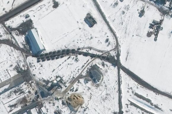 Ουκρανία: Δορυφορικές εικόνες δείχνουν νέα ανάπτυξη ρωσικών τεθωρακισμένων και στρατευμάτων