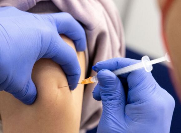 Ουκρανία: Ο Ζελένσκι υποσχέθηκε δωρεάν Smartphone σε συνταξιούχους άνω των 60 που εμβολιάστηκαν