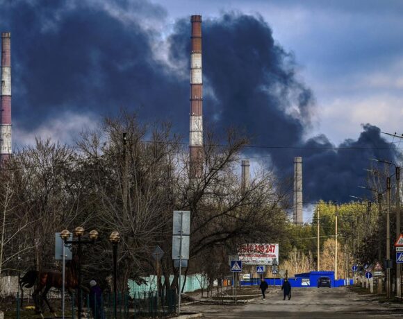 Ουκρανία: Οβίδες «σκάνε» σε απόσταση αναπνοής από έλληνα φωτορεπόρτερ