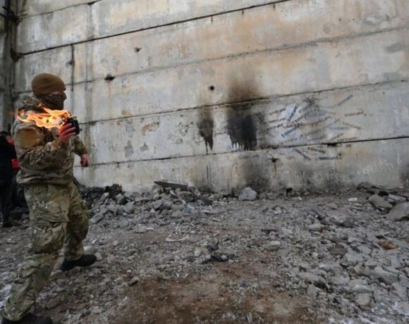 Ουκρανία: Οριακή η κατάσταση – Σφοδροί βομβαρδισμοί και εκρήξεις στο Ντονέτσκ