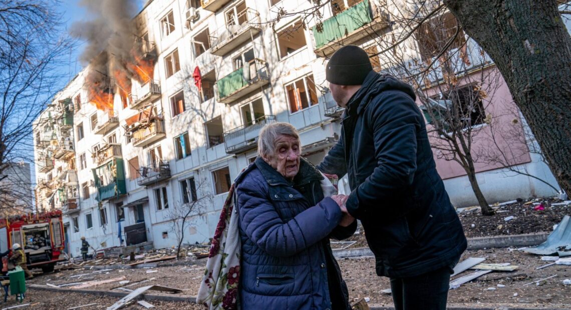 Ουκρανία: Πού και πώς «χτύπησε» η Ρωσία – Τι υποστηρίζουν οι δύο πλευρές για τις πολεμικές επιχειρήσεις