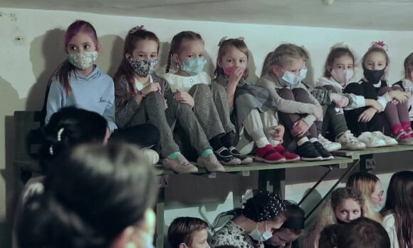 Ουκρανία: Φωτογραφίες που σε κάνουν να λυγίσεις – Παιδιά στοιβαγμένα σε υπόγεια καταφύγια