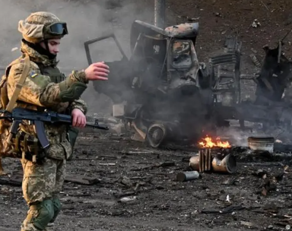 Πόλεμος στην Ουκρανία: Το Κίεβο επιβάλλει καθολική απαγόρευση κυκλοφορίας