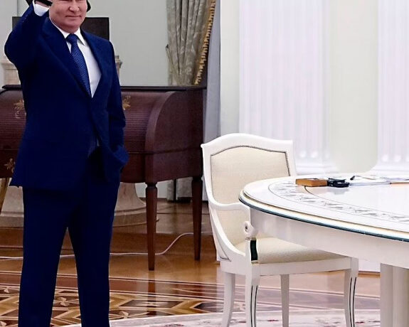 Ρωσία: Χαμός στο Twitter με το τραπέζι των συνομιλιών Πούτιν Μακρόν
