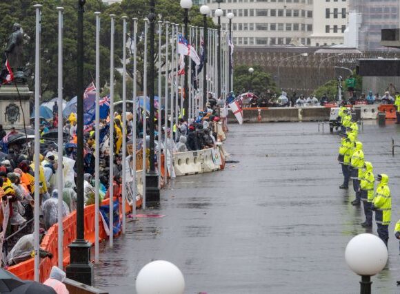 Σουρέαλ καταστάσεις στη Νέα Ζηλανδία – Η αστυνομία απομακρύνει διαδηλωτές με…