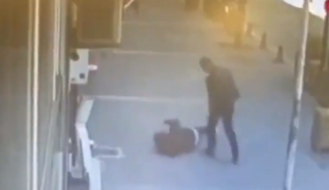 Τουρκία: Άντρας ξυλοκοπά τη γυναίκα του στη μέση του δρόμου – Παίρνει το μάθημά του από τους περαστικούς