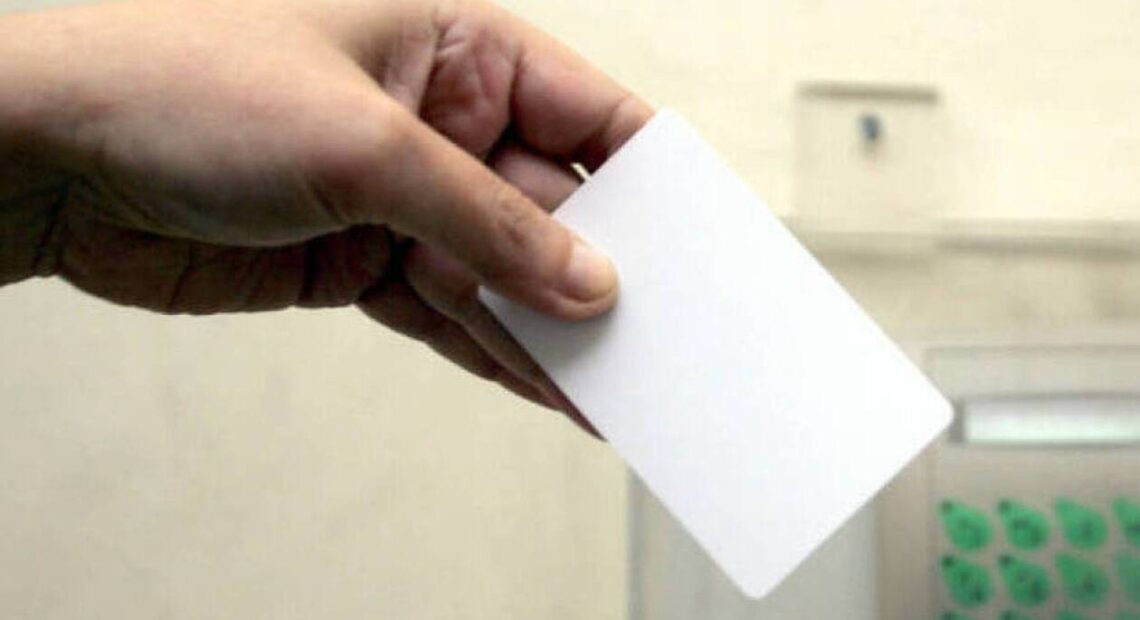 Ψηφιακή κάρτα εργασίας: Πότε θα εφαρμοστεί σε τράπεζες – σούπερ μάρκετ