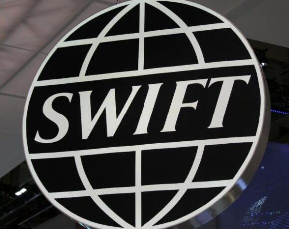 Reuters: «Ζήτημα ημερών ο αποκλεισμός της Ρωσίας από το Swift»