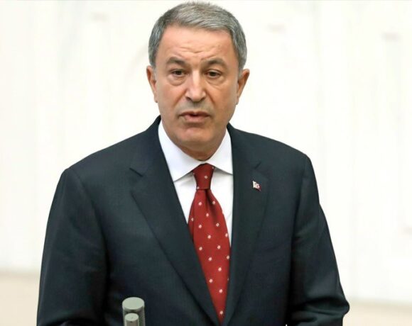 Tουρκία: Θετικός στον κορωνοϊό και ο υπουργός Άμυνας Χουλουσί Ακάρ