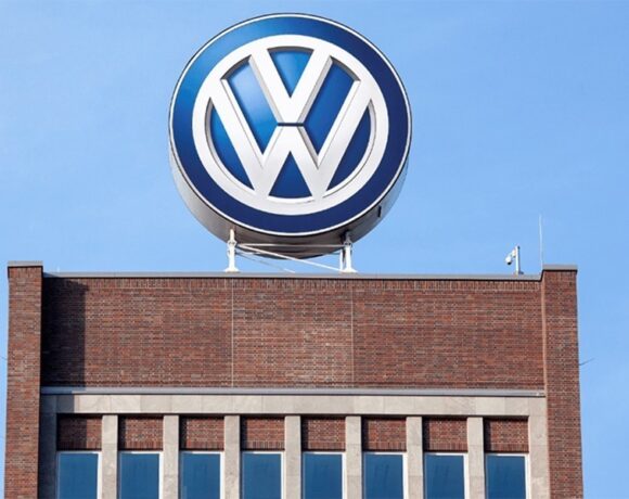 VW: Γιατί σταματά τις νυχτερινές βάρδιες σε μονάδες της και σκέφτεται απολύσεις