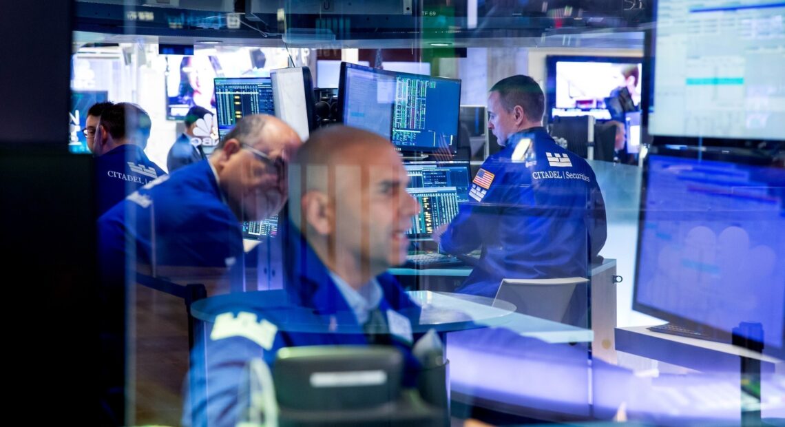 Βουτιά στη Wall Street: Πιέσεις προκαλεί η εκτίναξη των τιμών πετρελαίου