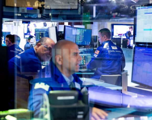 Βουτιά στη Wall Street: Πιέσεις προκαλεί η εκτίναξη των τιμών πετρελαίου