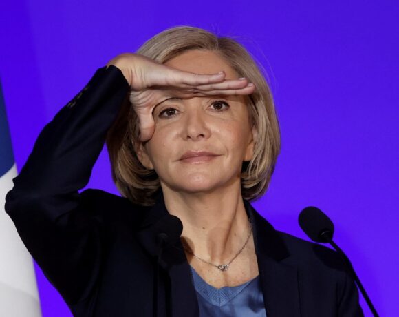 Γαλλία: Ράντισαν με ροζ σκόνη τη δεξιά υποψήφια στις εκλογές, Βαλερί Πεκρές