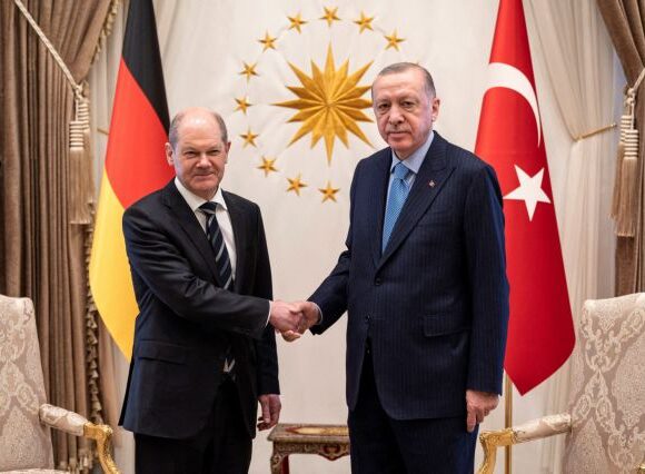 Δεύτερες σκέψεις από τον Ερντογάν για την αγορά ρωσικών όπλων – Τι είπε στη συνάντηση με τον Σολτς