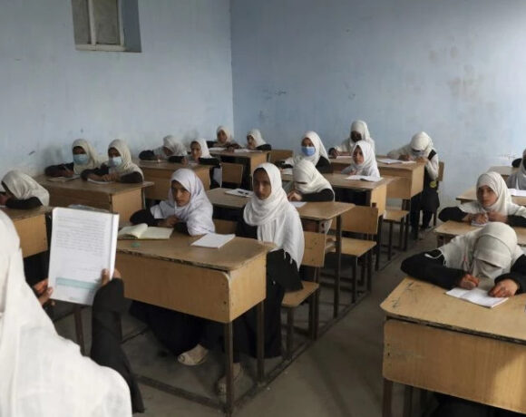 ΗΠΑ: Ακυρώνουν τις συνομιλίες με τους Ταλιμπάν μετά το κλείσιμο των σχολείων θηλέων στο Αφγανιστάν