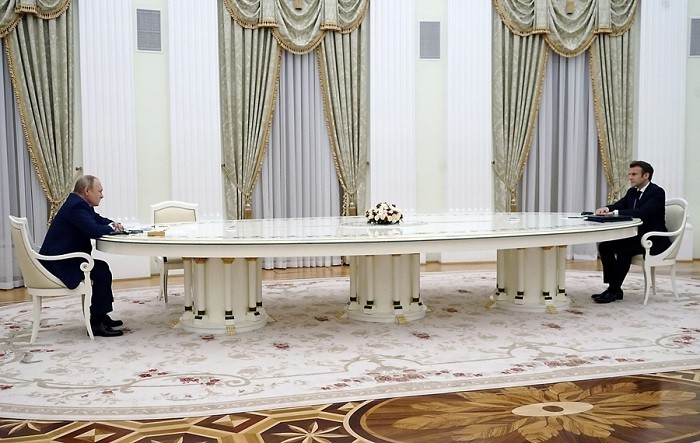 Μακρόν προς Πούτιν: Καμία περίπτωση για πληρωμές σε ρούβλια