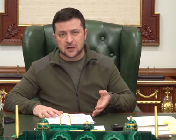 Νέο μήνυμα Ζελένσκι: «Μένω εδώ, μένω στο Κίεβο, δεν φοβάμαι»