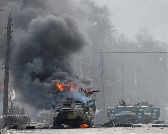 Οι Ρώσοι σφυροκοπούν την Ουκρανία: Πολλαπλές εκρήξεις στο Κίεβο – Αποκλεισμένη η Μαριούπολη