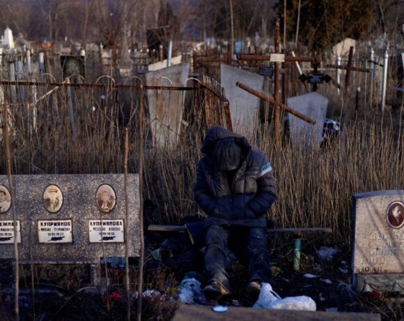Ουκρανία: Σε μαζικό τάφο θάβει τους νεκρούς της η πολιορκούμενη Μαριούπολη
