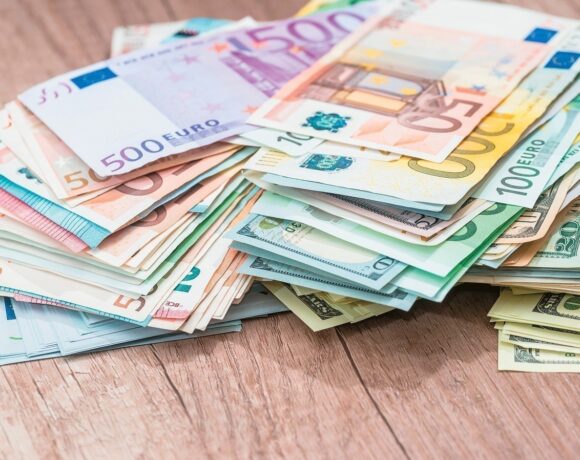 Πληττόμενες επιχειρήσεις: Πότε για ποιους κλάδους ξεκινούν οι αιτήσεις επιχορήγησης έως 400