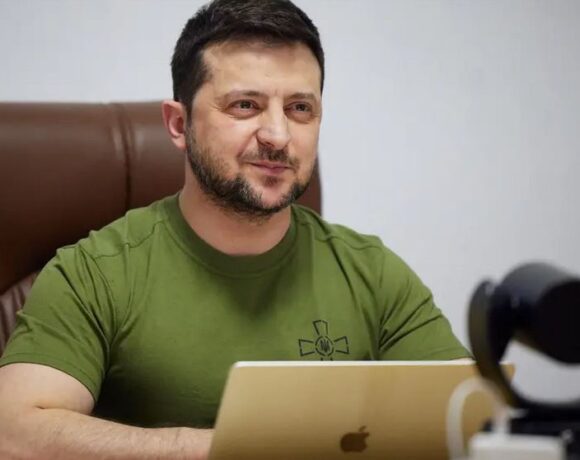 Πόλεμος στην Ουκρανία: Ανάρπαστο το εμβληματικό πράσινο μπλουζάκι του Ζελένσκι