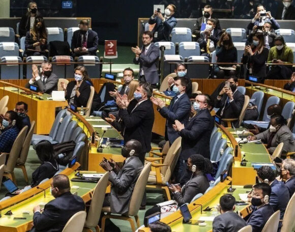 Πόλεμος στην Ουκρανία: Με συντριπτική πλειοψηφία η καταδίκη της Ρωσίας από τον ΟΗΕ – Ποιες χώρες είπαν «όχι»