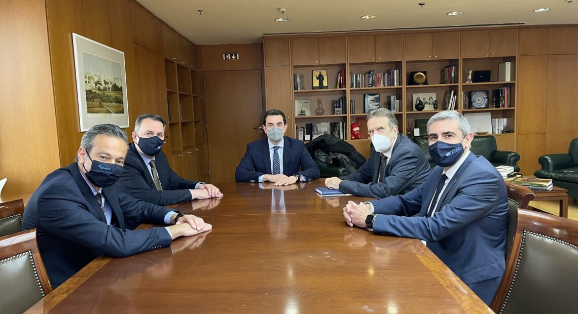 Σκρέκας – ΕΣΕΕ: Στο επίκεντρο τα μέτρα στήριξης των επιχειρήσεων για τις ανατιμήσεις στην ενέργεια